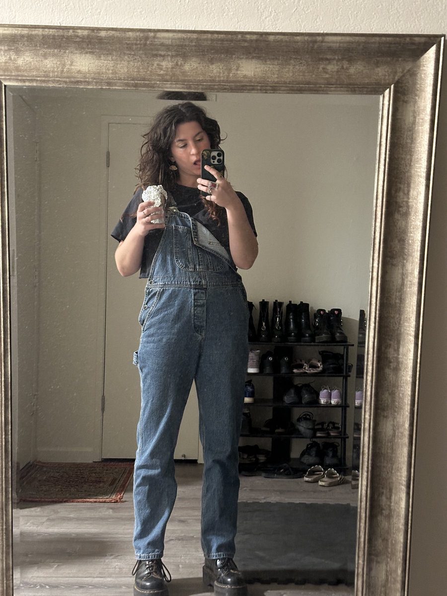 Izzy Lilly, featured performer at Secret Song Club Big Easy Open Mic & Showcase in Petaluma, CA